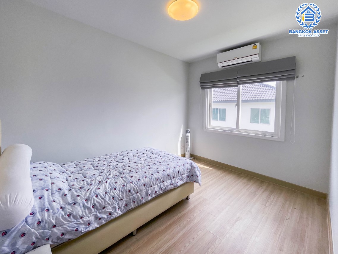 บ้านแฝดมือสอง ม.เดอะวิลเลจ กาญจนาภิเษก-ราชพฤกษ์2 เนื้อที่กว้าง 36.90 ตร.ว. ฟังก์ชัน 3 ห้องนอน 2 ห้องน้ำ 2 ที่จอดรถ บ้านสภาพใหม่พร้อมเข้าอยู่ ตั้งบนทำเลแห่งการเดินทาง เชื่อมต่อถนนบางกรวย-ไทรน้อย, ถนนกาญจนาภิเษก, ถนนชัยพฤกษ์ จองด่วน!